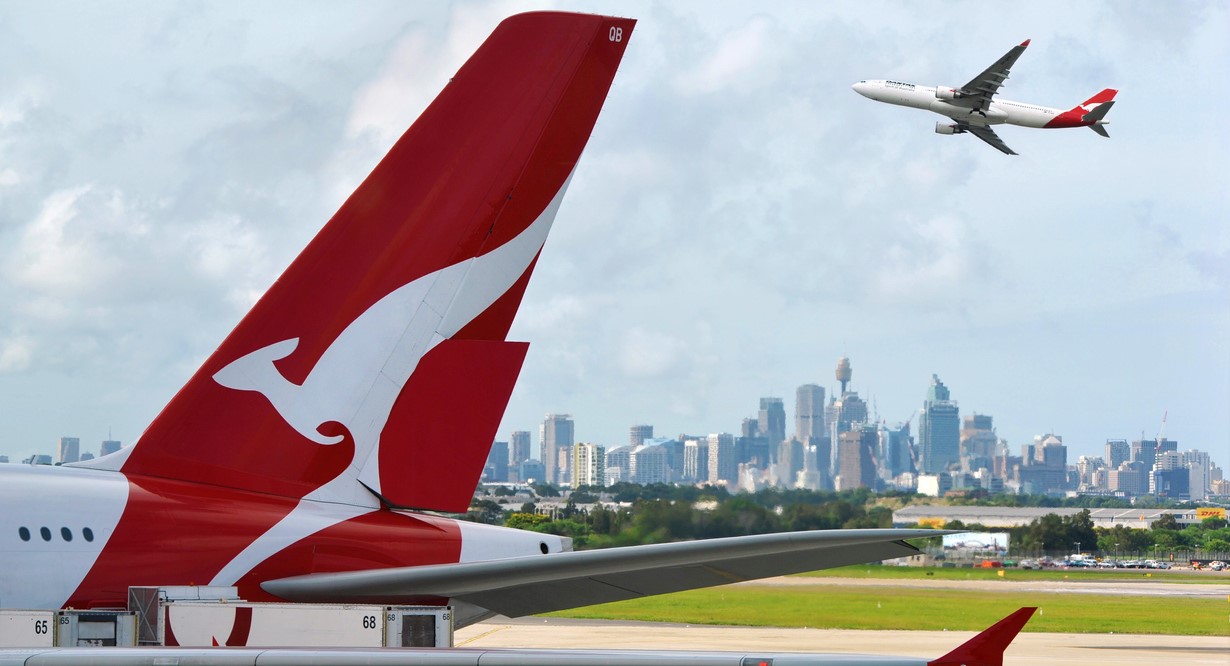 Anonymous  Qantas  pilot  highlights  management  failure  ,  while  exposing  behind-the-scenes  airport  chaos  !